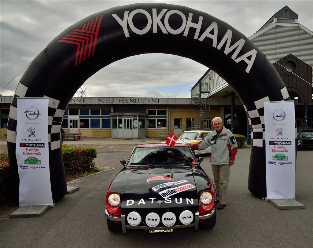 De tidligere Monte-Carlo-vindere Svein Lund og Tore Fredriksen fra Norge måtte tage til takke med tredjepladsen. Her sendes de ud på Oresund Rally af formanden for Dansk Automobilsports Unions Eliteudvalg, advokat Carl Chr. Hansen, Roskilde
(Foto: Michael Eisenberg)